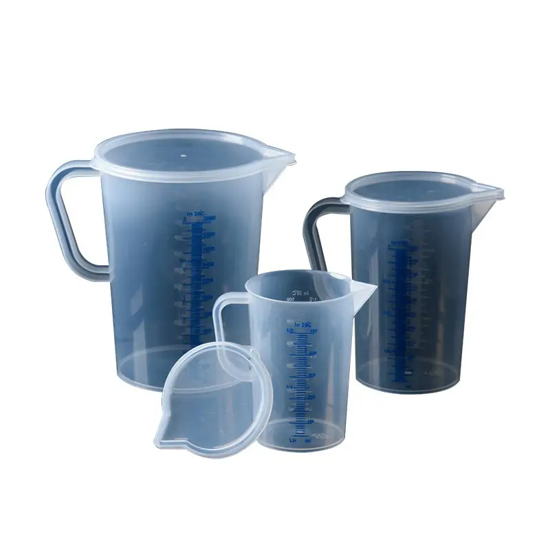 Graduated measuring cup with lid
